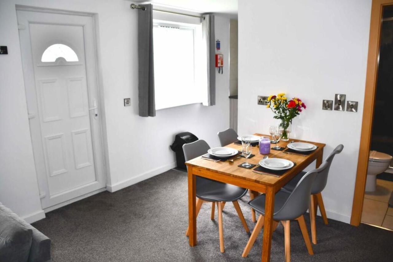 Beautiful 2-Bed Apartment In อิลฟราคูมบ์ ภายนอก รูปภาพ